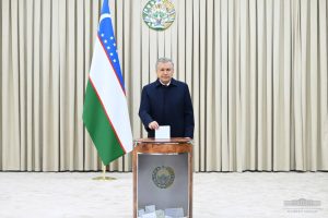 Шавкат Мирзиеев проголосовал на парламентских выборах