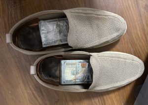 В Бухаре гражданин пытался вывезти из страны $40 тысяч, спрятав деньги в обуви
