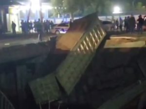Тошкент вилоятида юк машинаси кўприкни қулатди
