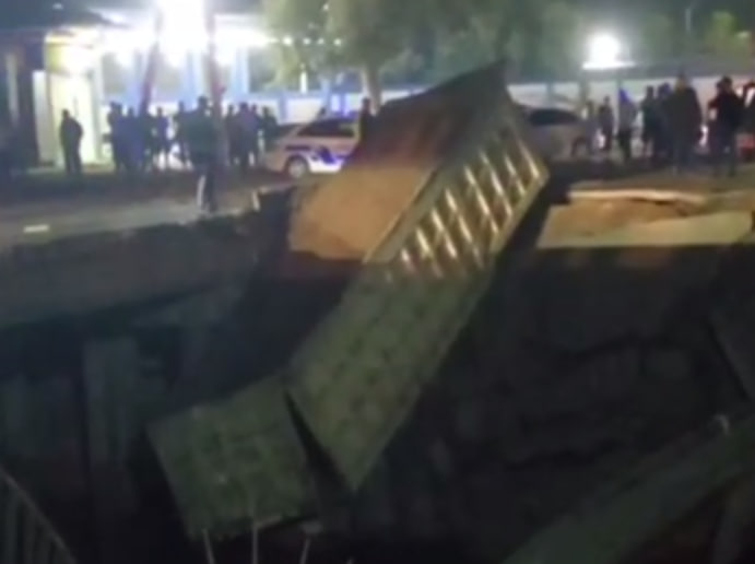 В Ташобласти под тяжестью грузовика обрушился мост