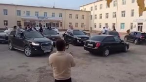 Хоразмда тўй кортежидаги ҳайдовчилар мактаб ҳудудида айланди — видео