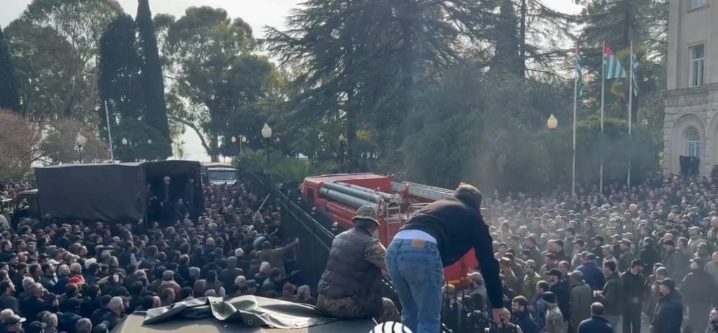 В Абхазии после задержания оппозиционеров проходят митинги, протестующие проломили ворота Парламента