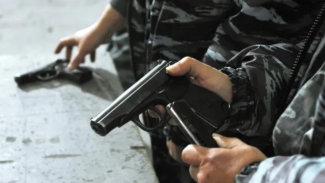 Россияда мактаблардаги қўриқчиларга нимча ва қурол кийиш мажбурияти юклатилади