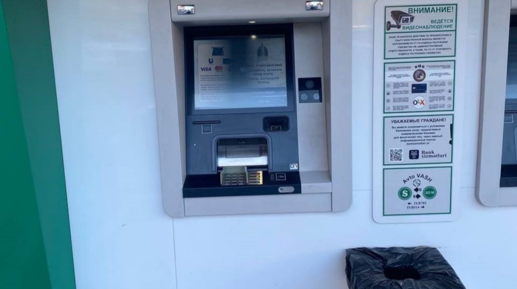 В Ташкенте трое граждан обменяли в банкомате липовые $1400