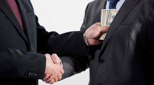 СГБ задержала сотрудников БПИ, налоговой службы и таможни при получении взятки