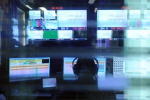 Реклама ҳажми ошиб кетгани учун учта телеканалга кўрсатма берилди