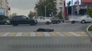 Тошкентда эркак йўлдаги пиёдалар ўтиш жойига ётмоқчи бўлди — видео