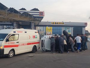 Тошкентда Spark Lacettiʼга урилиб, ағдарилди ва «тез ёрдам» машинасига бориб тегди