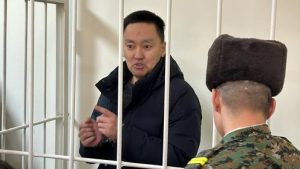 Бишкек суди жамоатчилик фаолини байроқни алмаштиришга қарши норозилик учун жарима тўлашга мажбур қилди