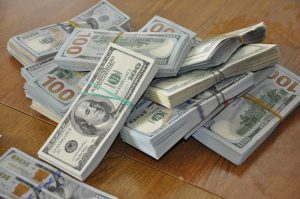 Доллар снова стал дешевле 12 900 сумов