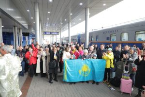 Более 100 туристов отправились в путешествие новом на туристическом поезде «Jibek joly»