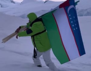 Ўзбекистонлик блогер Антарктидада Марказий Осиё давлатлари байроқларини ўрнатди — видео