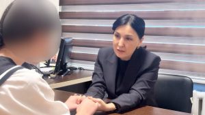 Болалар омбудсмани зўравонликка учраши мумкин бўлган қиз билан учрашди