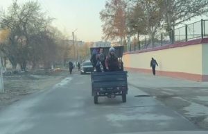 Бухорода аёл болаларини мотоцикл тиркамасида олиб кетди