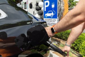 Электромобил импорти кетма-кет иккинчи ой рекордни янгилади