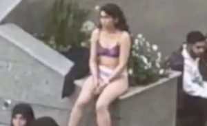 Эронда талаба қиз ҳижобга қарши норозилик сифатида кўчада ечинди