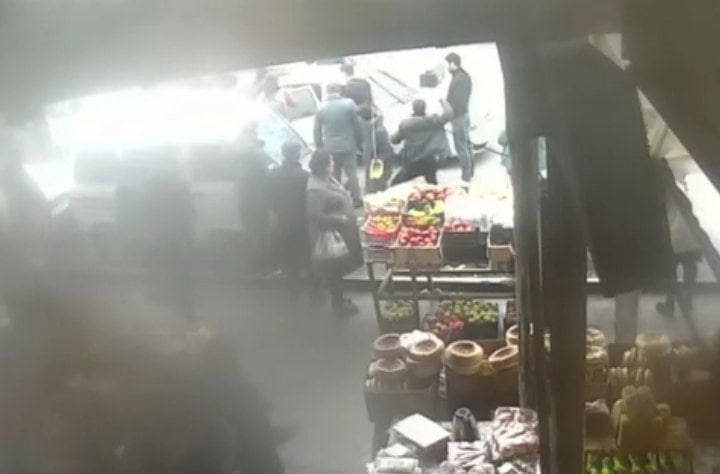 В Фергане на рынке четверо граждан избили инспекторов профилактики