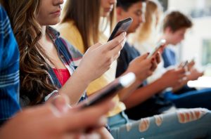 Avstraliyada 16 yoshdan kichik bolalarning ijtimoiy tarmoqlardan foydalanishini taqiqlovchi qonun qabul qilindi