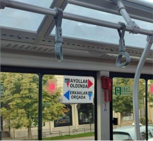 Самарқанддаги автобуслардан бирида йўловчи ўринлари эркаклар ва аёлларга бўлинди