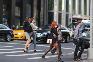 Нью-Йоркда кўчанинг белгиланмаган қисмидан ўтишни қонунийлаштиришди