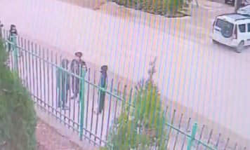 Хоразмдаги мактабда ўқитувчи ўқувчини калтаклади — видео