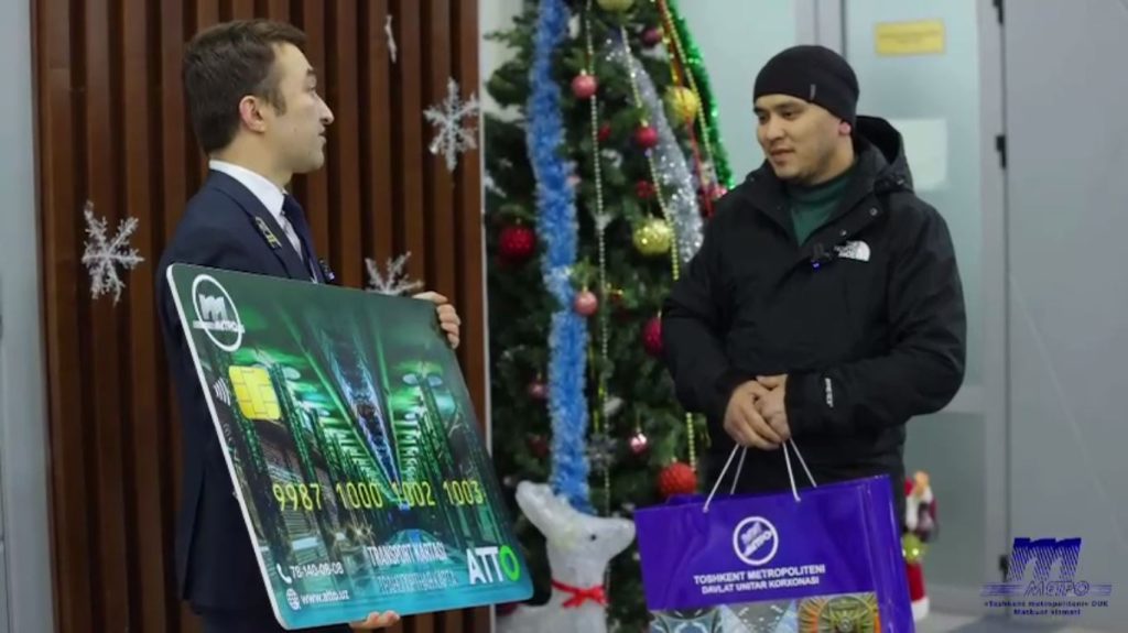 Метро Ташкента наградило первого миллионного пассажира