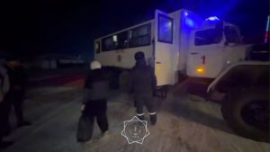 Qozog‘istonda o‘zbekistonliklar sovuqda qolib ketgan avtobusdan evakuatsiya qilindi