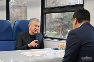 Prezident yangi elektropoyezdda Toshkent–Xoʻjakent yoʻnalishini kesib oʻtdi