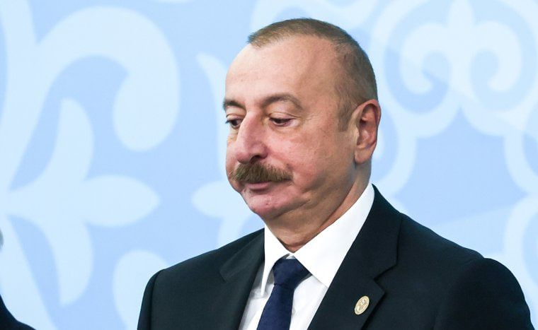 Президент Азербайджана в связи с крушением самолета возвращается в Баку