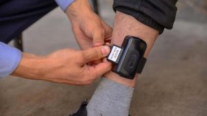 Oʻzbekistonda mahkumlarni nazorat qilish uchun elektron bilaguzuklar ishlab chiqarish loyihasi ishga tushiriladi