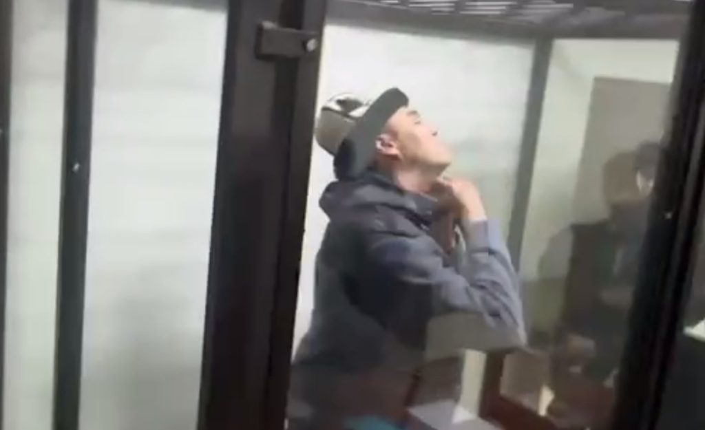 Tadbirkor va siyosatchi Imamidin Tashov sud zalida oʻzini boʻgʻizlashga urindi — video