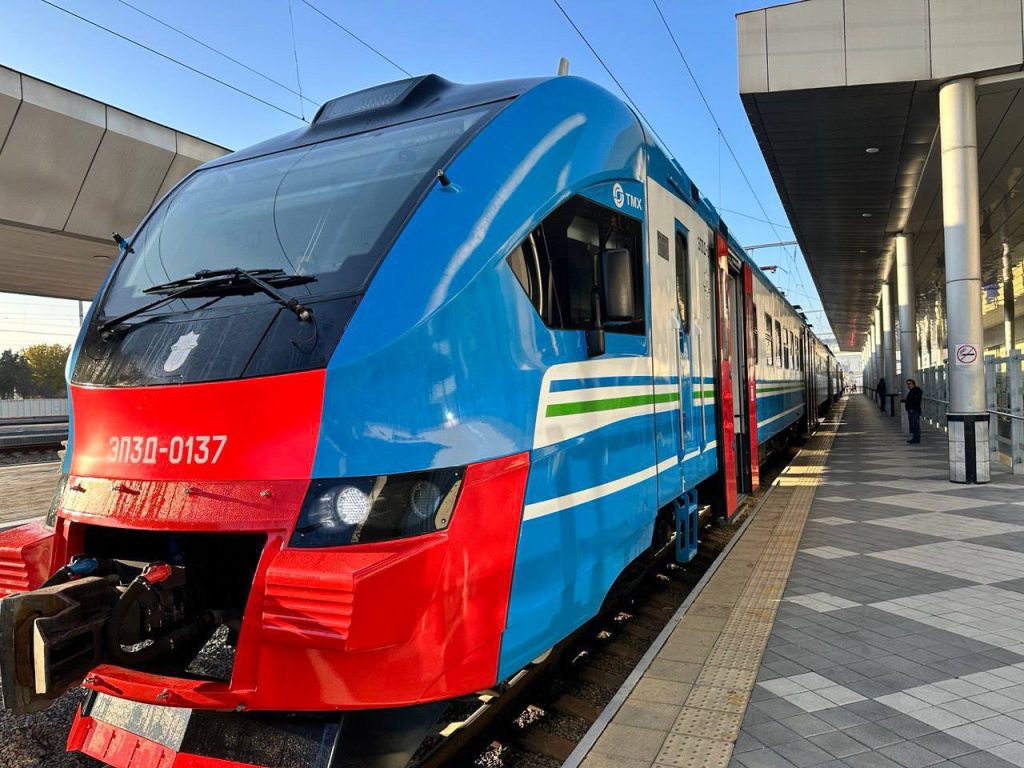 Toshkentdan Hojikentga shiddatli sayohat: yangi elektropoyezd yoʻlga qoʻyildi