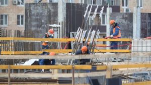 В России предложили запретить мигрантам менять место работы