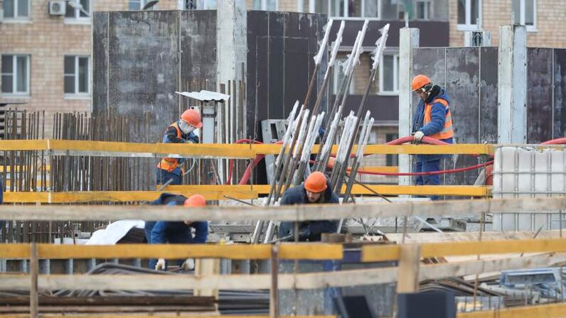 В России предложили запретить мигрантам менять место работы