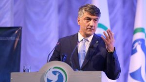 Alisher Qodirov rus tilini bilmaydigan migrant bolalarining oʻqishini taqiqlash haqida fikr bildirdi