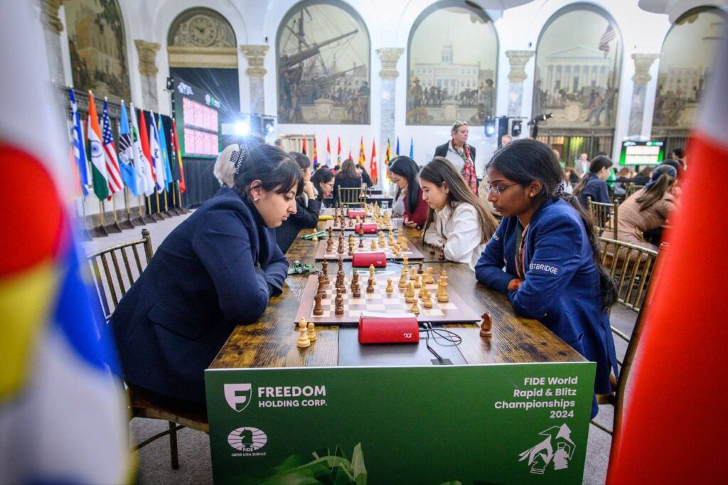 Саида Мирзиёева поздравила шахматистку Афрузу Хамдамову с успешным выступлением на ЧМ