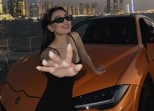 Blogerlar yo‘llardagi tezlikni targ‘ib qilishda davom etmoqda: bu safar Rayhona Abdullayeva voqealar markazida