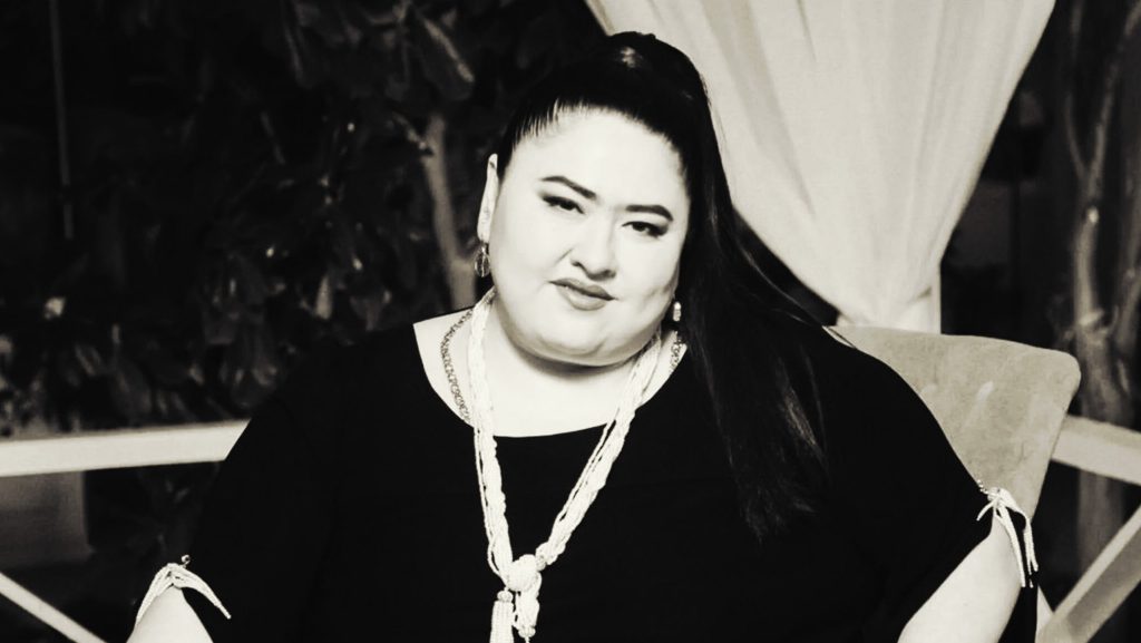 Anal jinsiy aloqa paytida ayol orgazmni his qiladi (video)