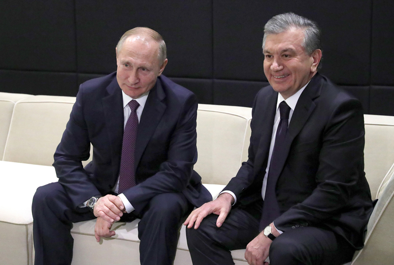 Мирзиеев и Путин обсудили по телефону ситуацию в Сирии и вокруг Украины