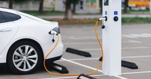 “HET elektromobillar uchun zaryadlash stansiyalariga qarshi”: nima uchun kompaniya prezident davlat dasturini e’tiborsiz qoldirmoqda?