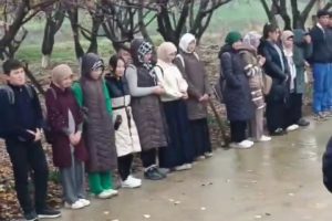 В Кашкадарье школьников оставили мокнуть под дождём