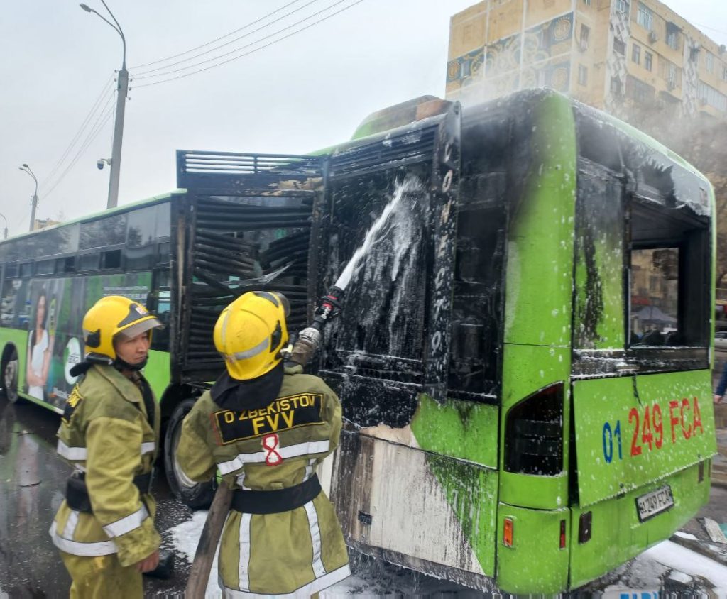 Toshkentda soʻnggi sutkada ikkita Mercedes-Benz avtobusi yonib ketdi