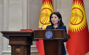 “Oʻzi 3 milliardni oʻgʻirlab, qarsaklar ostida ketdi” — deputat Qirgʻizistonning sobiq bosh vaziri Japarov haqida