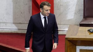 Макрон принял отставку правительства Франции