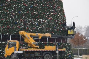 Toshkentda 35 metrlik yangi yil archasi oʻrnatildi