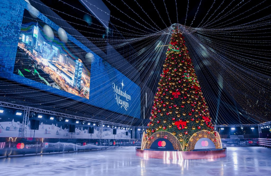 В Tashkent City Mall открыли каток под открытым небом