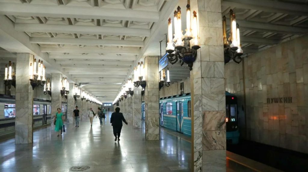 В Ташкенте 18-летний парень бросился под поезд метро