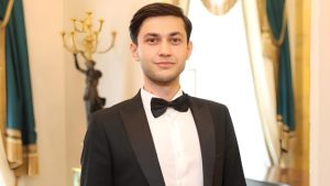 Mirziyoyev xonanda Otabek Nazirovga xizmat koʻrsatgan artist unvonini berdi