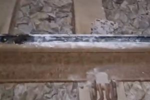 Поезд Afrosiyob экстренно остановился из-за препятствия на рельсах