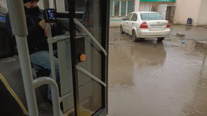 Transport vazirligi Toshkent avtobuslarida yo‘l haqini naqd pulda to‘lagan yo‘lovchilar jarimaga tortilishini rad etdi